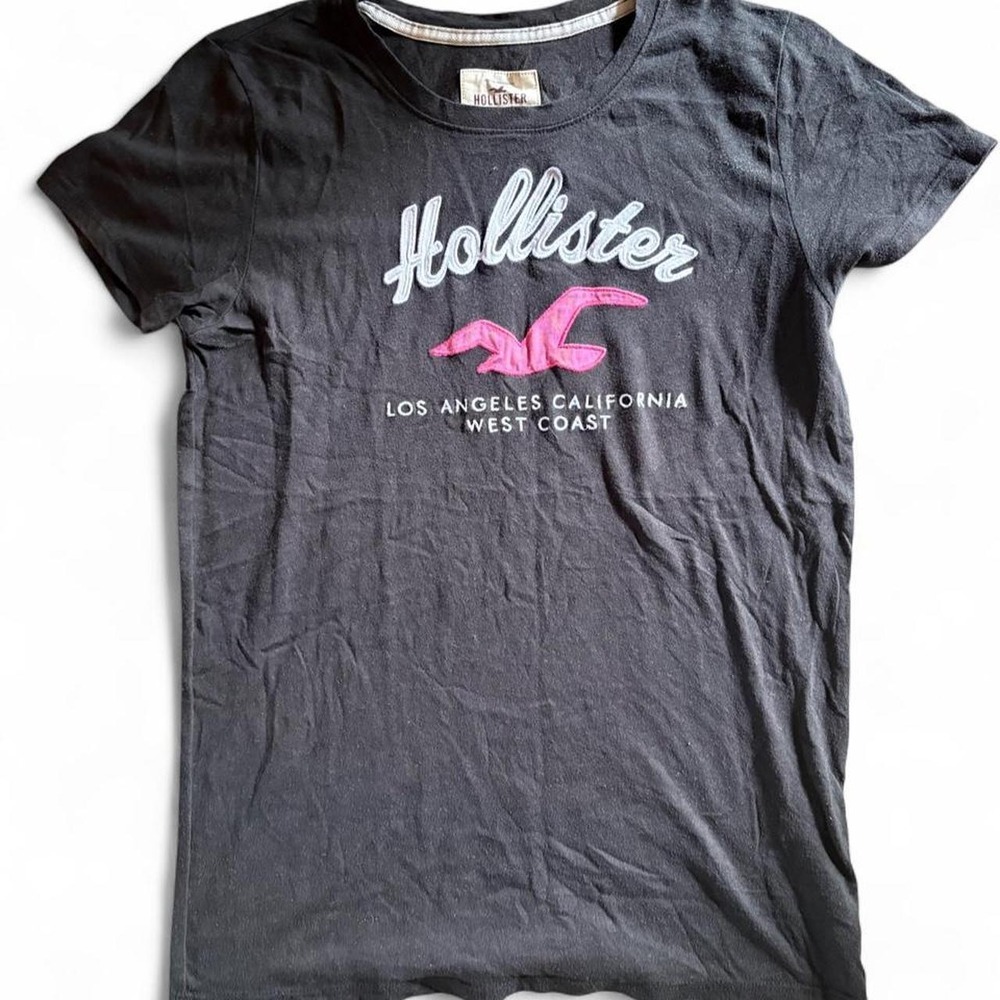 Y2K Hollister Co. black t-shirt with white 'Hollister' text and pink logo